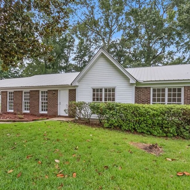 Building Photo - Beautiful 3 Bed 2 Bath Home! Available Fall 2026!