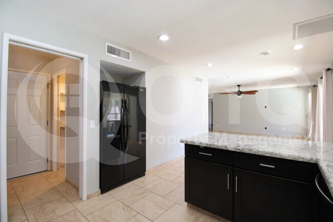 Building Photo - 967 W La Jolla Dr