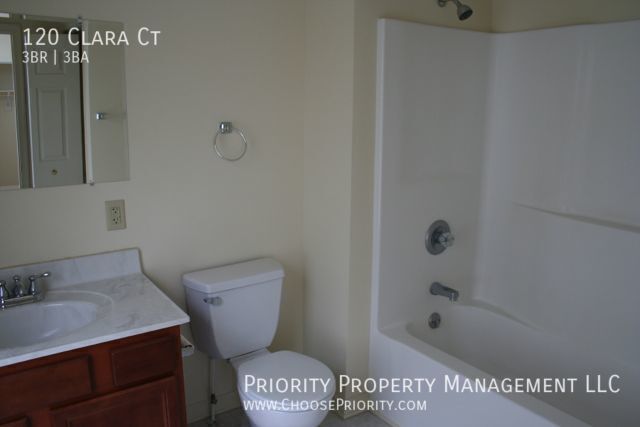 Building Photo - 120 Clara Ct