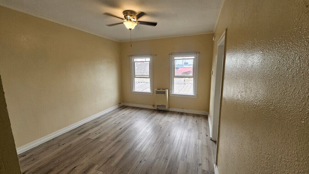 Building Photo - 1185 E Vernon Ave