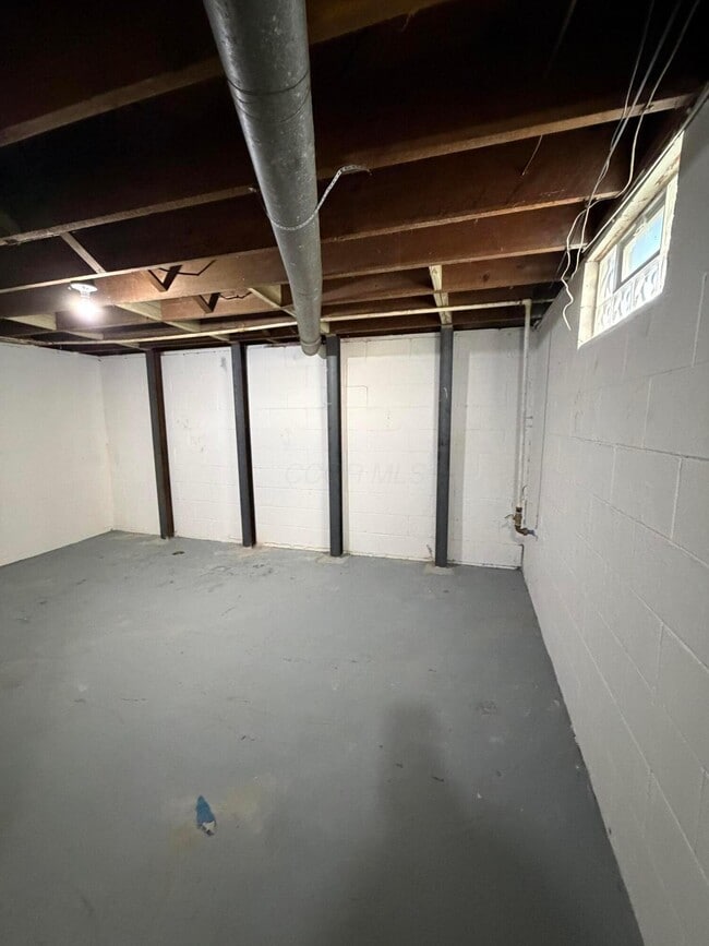 Building Photo - 1975 Dunbar Dr