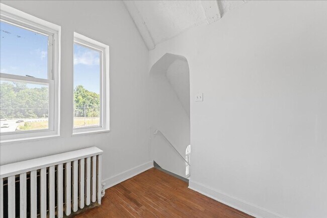 Building Photo - 3847-3849-3849 Beechwood Blvd