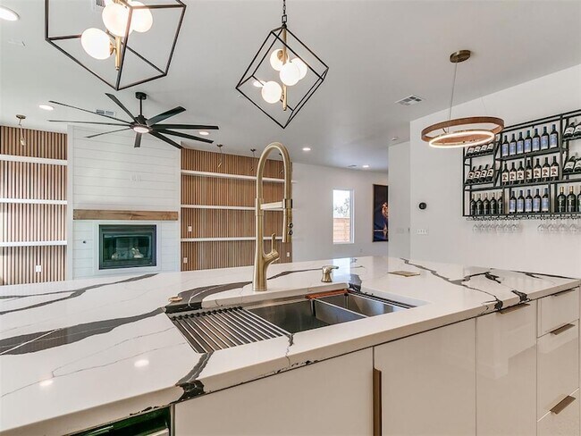 Building Photo - 605 N Idaho Ave