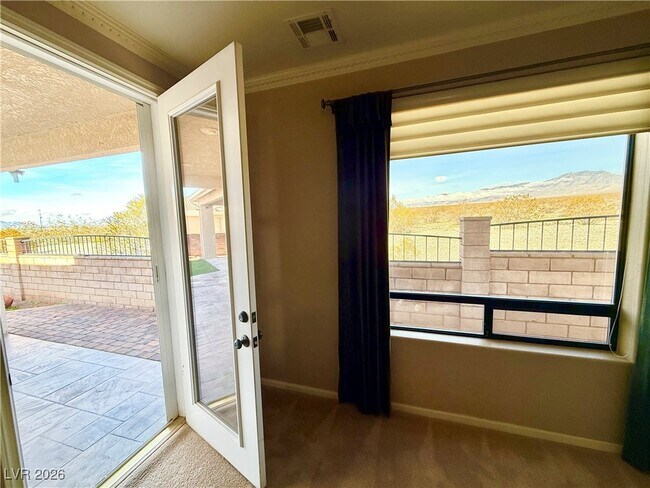 Building Photo - 3530 E Vineyard Dr