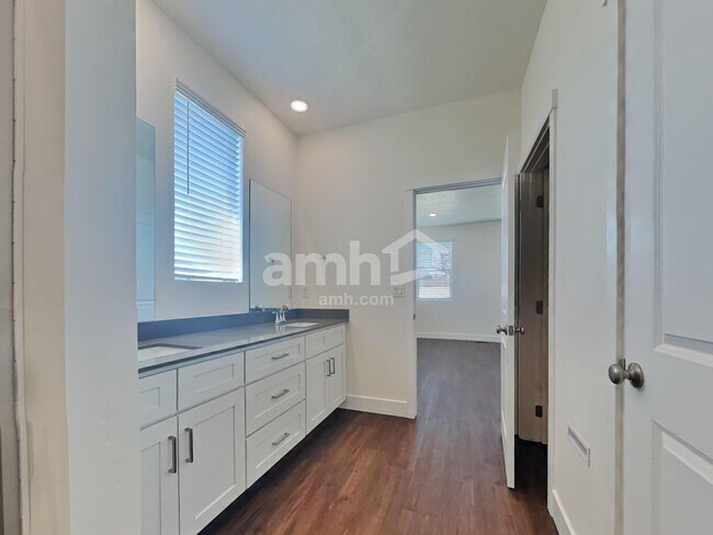 Building Photo - 9500 Aviara St