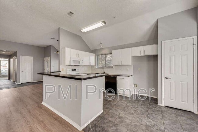 Building Photo - 1220 Royal Crescent Dr