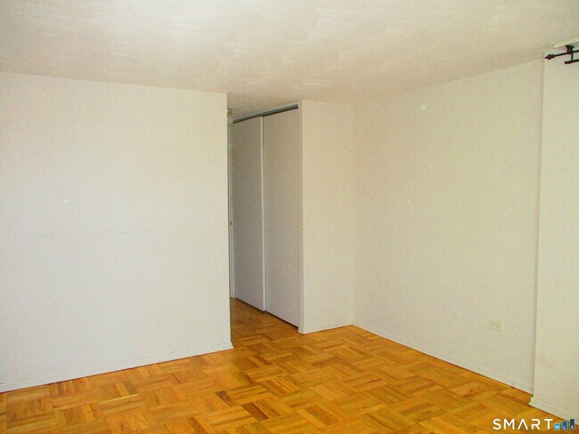 Building Photo - 87 Glenbrook Rd