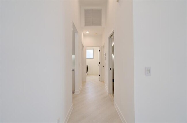 Building Photo - 2550 Jardin Terrace