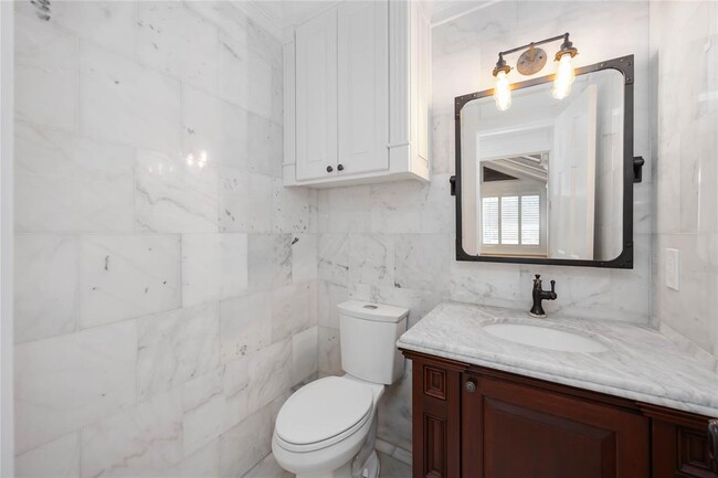 Building Photo - 4031 Fernwood Dr