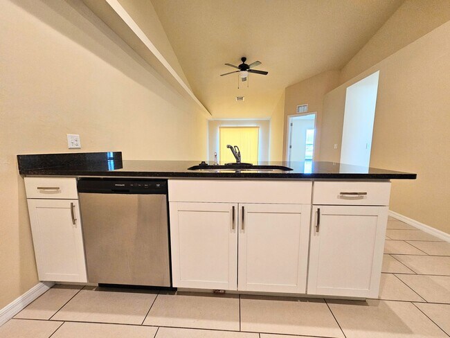 Building Photo - Charming 3BR/2BA