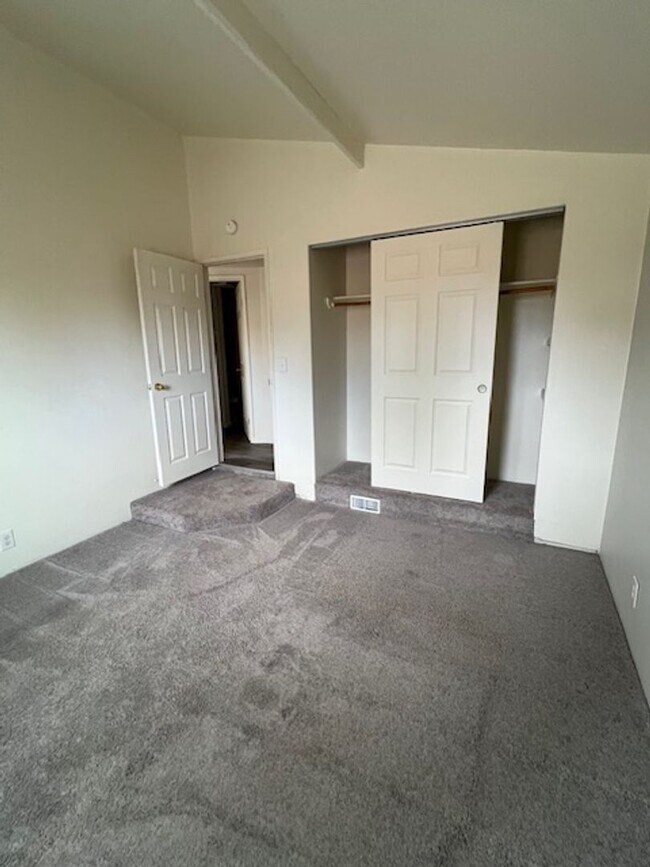 Building Photo - 2 Bedroom 1 Bath with W/D Hook Ups!
