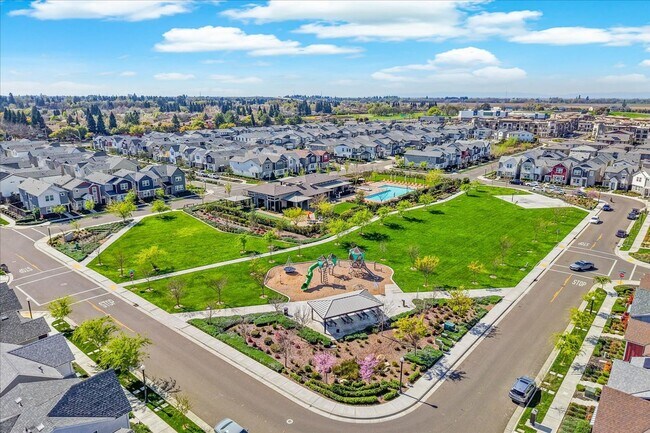 Building Photo - 2717 N Cove Dr