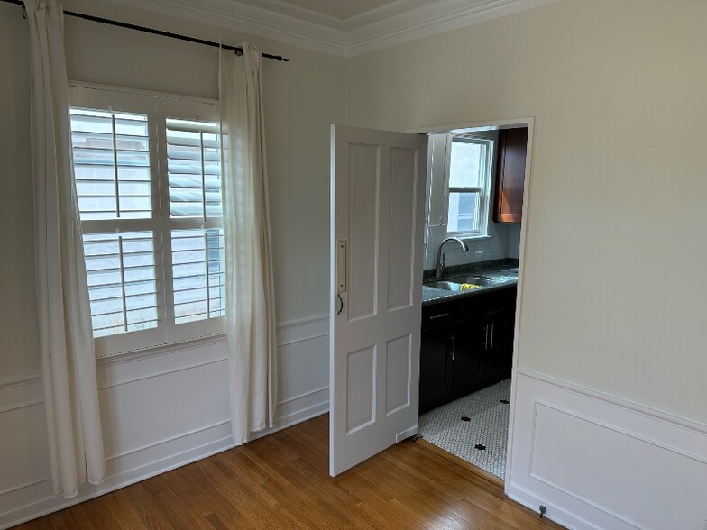Building Photo - 1057 Masselin Ave