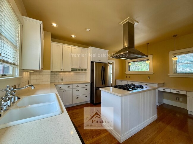Building Photo - 429 E San Rafael St