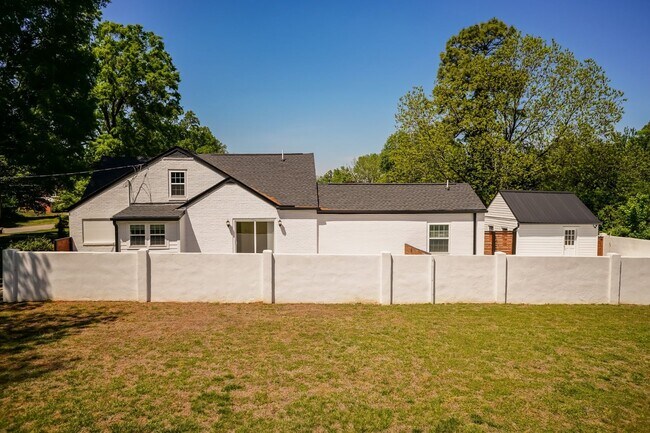 Building Photo - Sheek Updated Home With Pool!