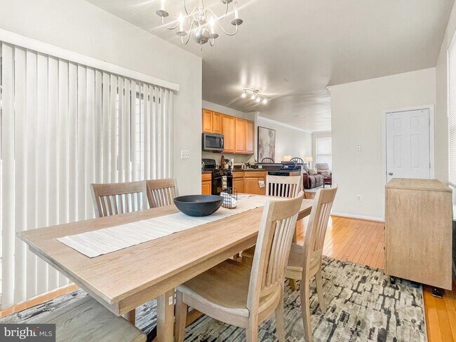 Building Photo - 12 S Exeter St