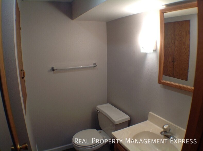 Building Photo - 2 Bed 2 Bath in Central Sioux Falls