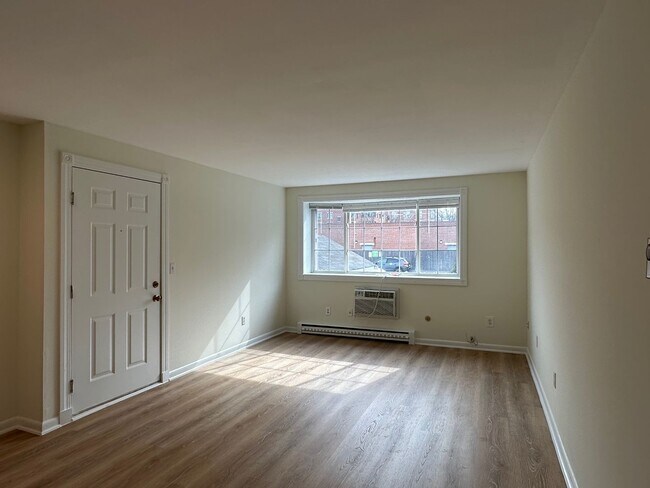 Building Photo - Large, updated 2 bedroom near the Green Li...
