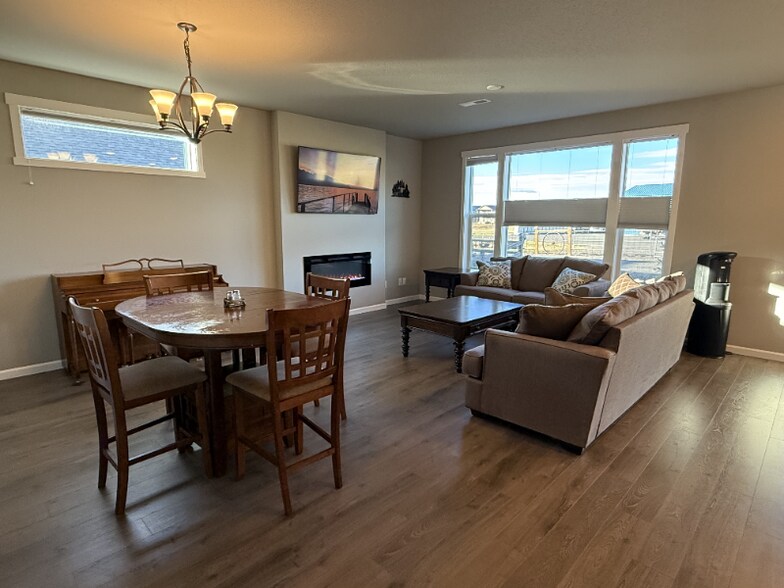 Building Photo - 9008 W Caelen Ave