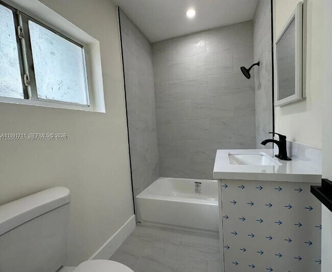 Building Photo - 1514 SW 6th St