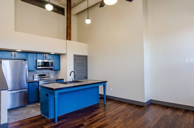 Building Photo - C Street Loft Available Now!