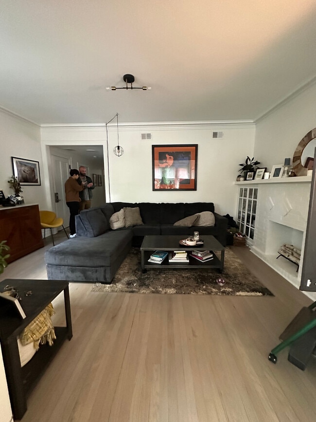 Building Photo - 6341 N Wayne Ave