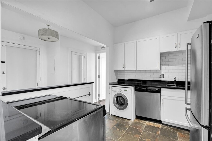 Building Photo - 2900 E Jefferson Ave