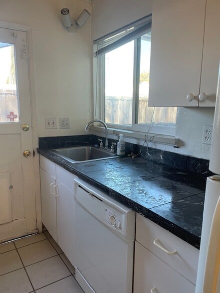 Kitchen sink with garbage disposal & dish washero - 3121 Alma St