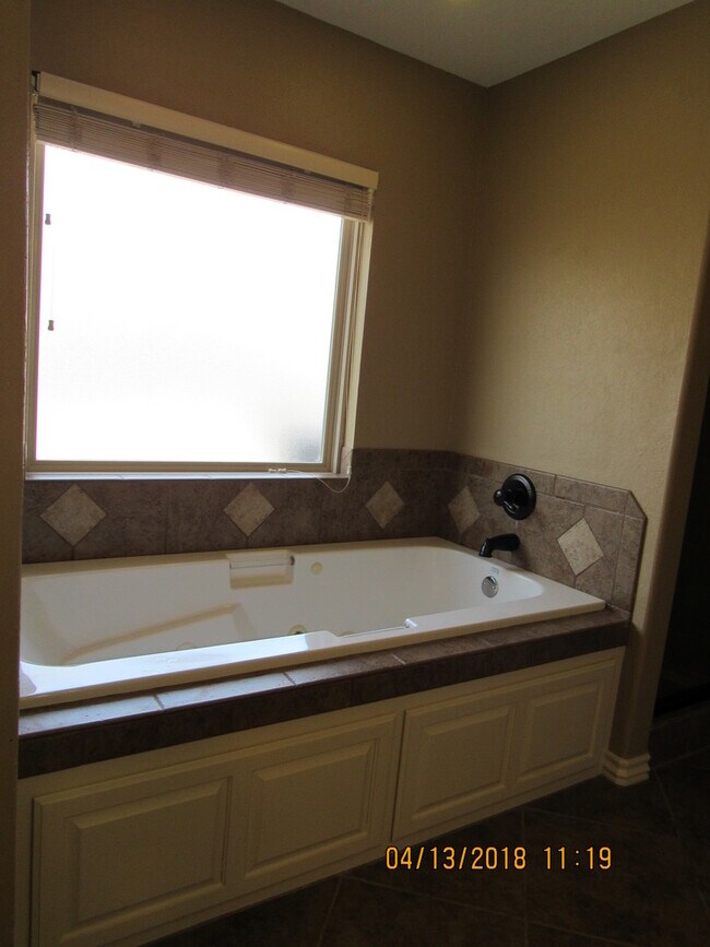 Building Photo - Fantastic home located in Eastlake