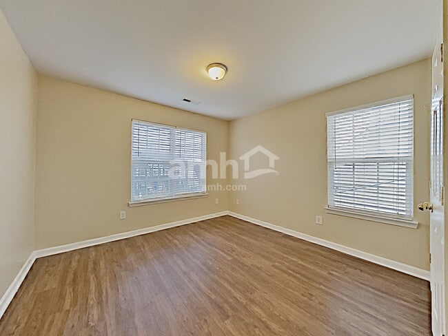 Building Photo - 1039 Vanguard Dr