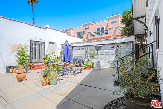 Building Photo - 1246 N Formosa Ave