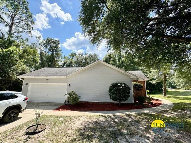 Building Photo - Stunning South Crestview Home with many Custom Details!