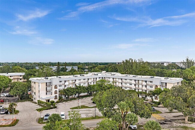 Building Photo - 5961 N Falls Cir Dr