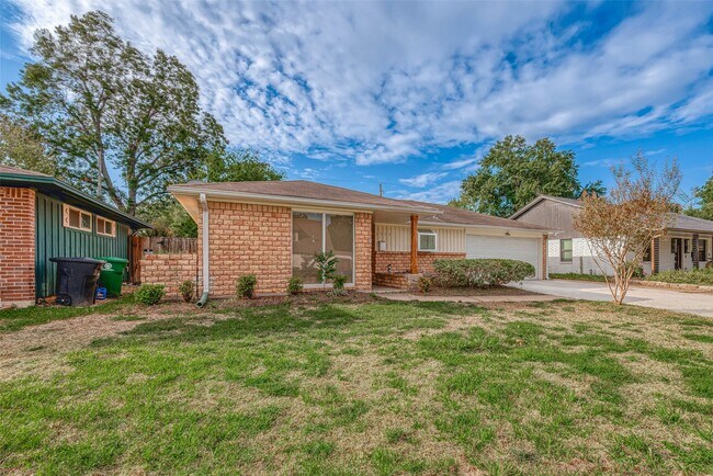 Building Photo - 4923 Poinciana Dr