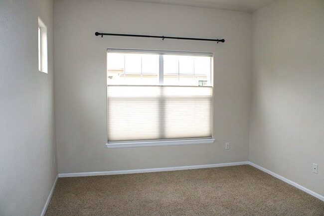 Building Photo - Beautiful 2 Bedroom Townhome