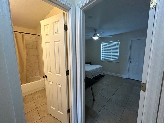 Building Photo - 3 Bed / 2.5 Bath – Steps from Doak Campbell Stadium – Only $1,800!