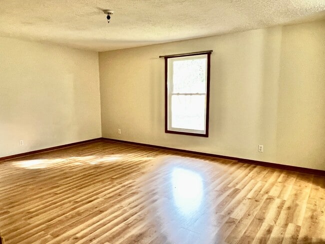 Building Photo - 1047 Oak Dr