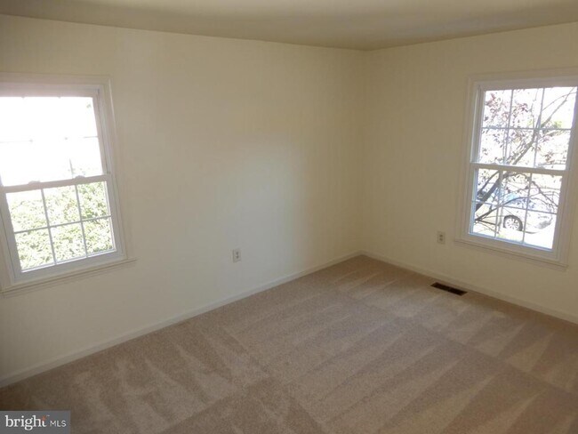 Building Photo - 7014 Maple Tree Ln