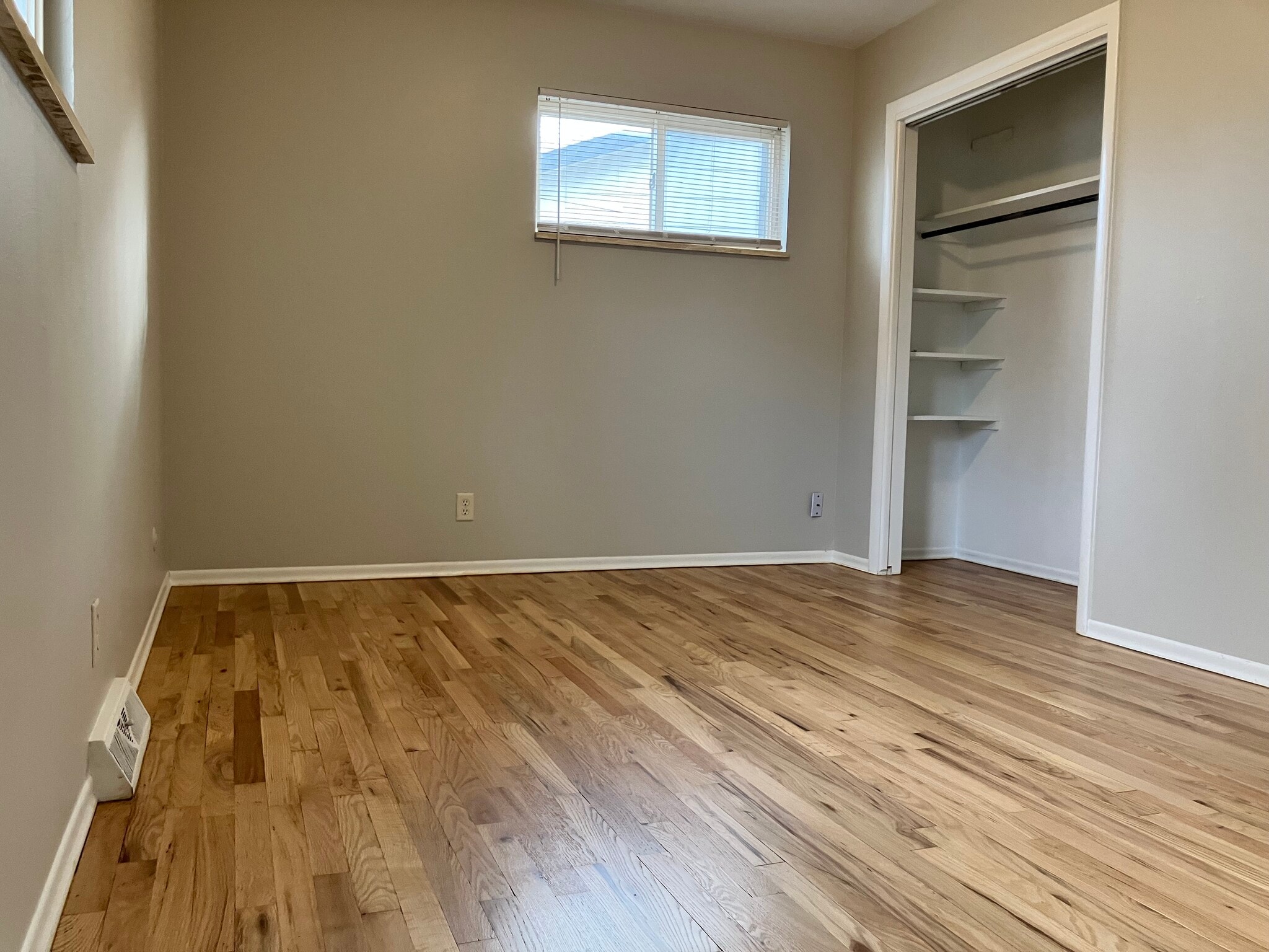 Master (there are closet doors) - 1312 Skyline Dr