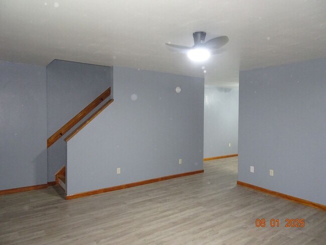 Building Photo - 3 Bedroom, 1.5 Bath Duplex in Hampton for ...