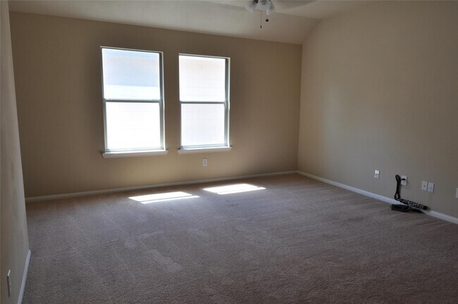 Building Photo - 5823 Ridgebluff Ln