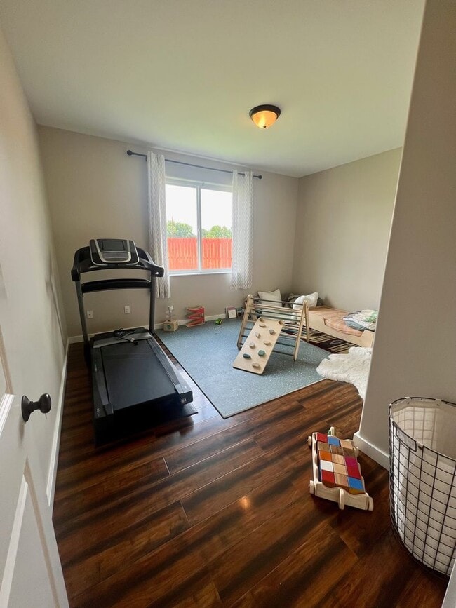 Building Photo - Modern 3 Bedroom Home