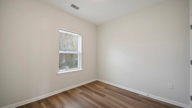 Building Photo - 4907 Hamilton Ave