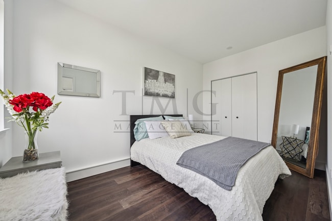 Building Photo - Modern 1 Bed in Andersonville: Luxe Kitchen & In-Unit Laundry