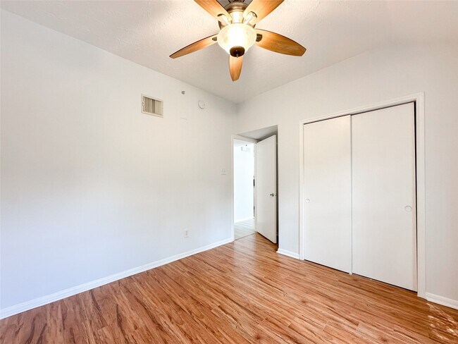 Building Photo - 8051 Bay Branch Dr