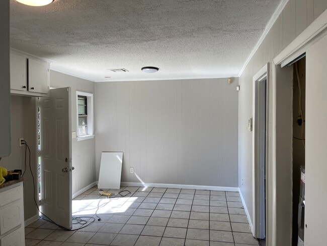 Building Photo - 1550 Midway St