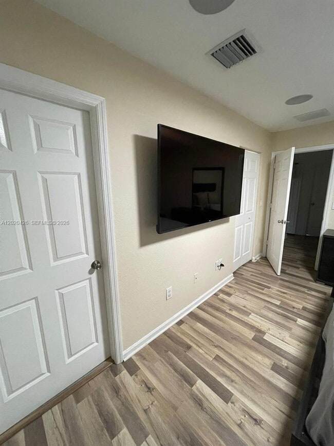Building Photo - 2043 Nassau Dr