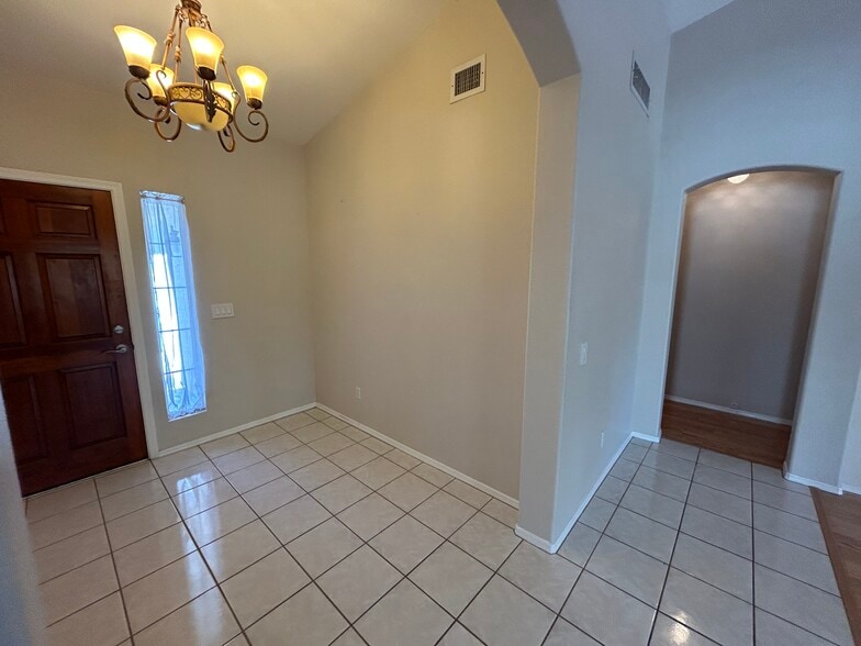 Building Photo - 7709 W Wahalla Ln