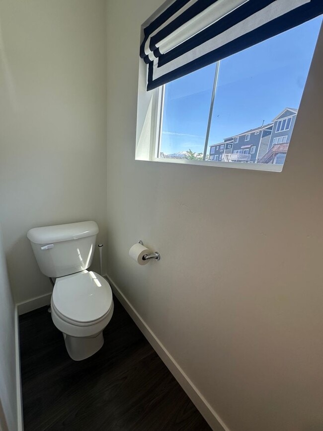Building Photo - GORGEOUS EAGLE MOUNTAIN TOWNHOME!!!