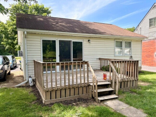 Building Photo - 526 Collingwood Ave